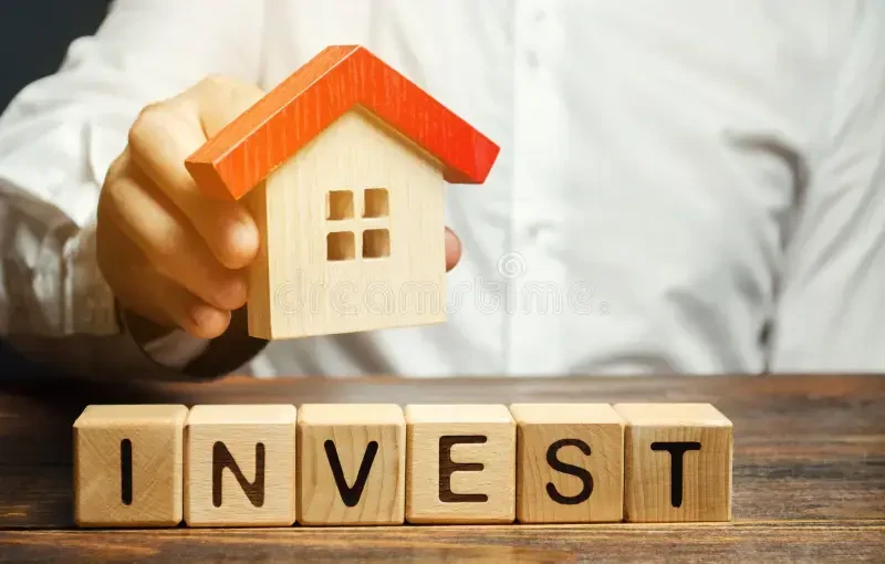 woodenblockswordinvesthousehandsbusinessmanconceptinvestingrealestateconstruction158645898.webp
