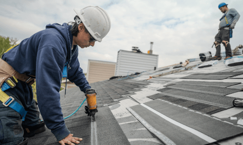 69d7cf9e72d0da7d4193fca5_aprofessionalrooferworkingonaproject1.png