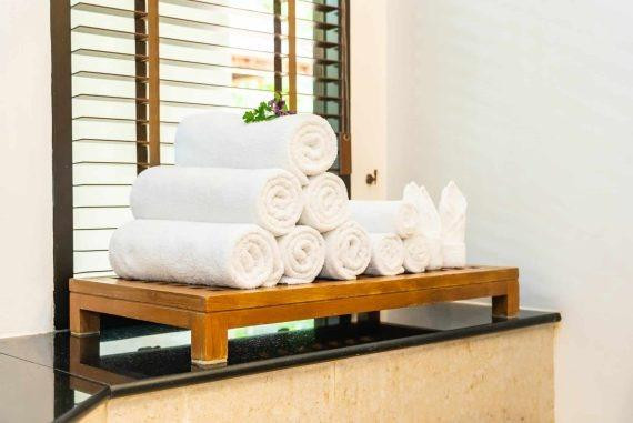 imageye____imgi_18_whitetoweltablebathroomtakebathshowerscaledqm2b0v3vimci758rslqu14o1z7rhu9j1yeok1ekw2q.jpeg