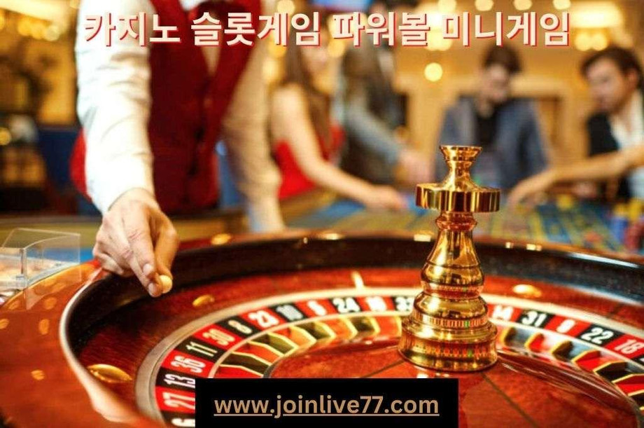 Casino dealer roll the roulette ball