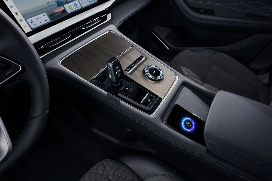 imgi_8_interiorcharging.jpeg