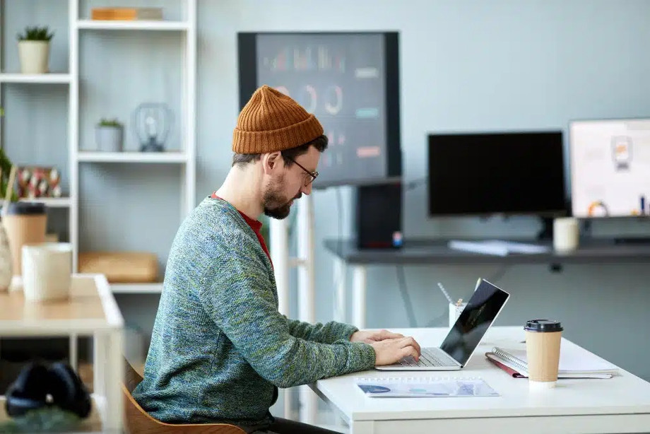 youngmaleemployeedesignersit.jpg