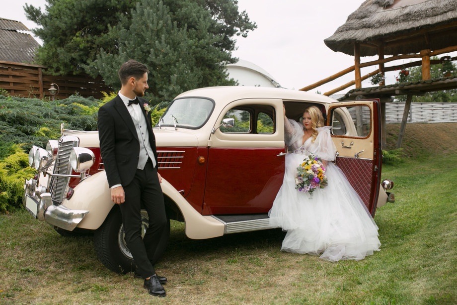 sntoursandtravelsthepreferredchoiceforluxurycarhireforweddinginmumbai2.jpg