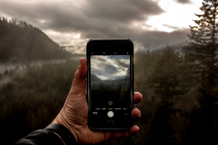 pointviewmaleholdingsmartphonetakingphotobeautifullandscape_1816244079.jpg