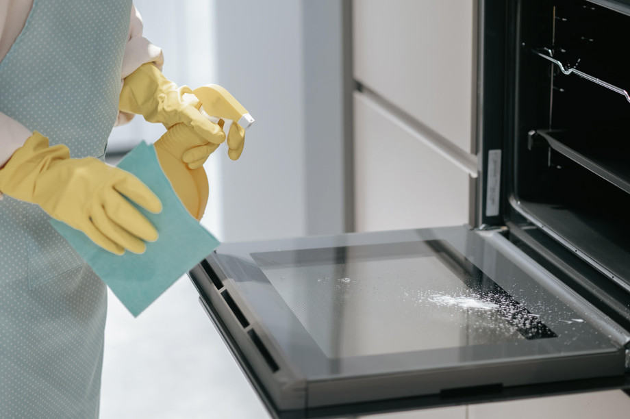 servicepersoncleaningkitchenappliances1.jpg