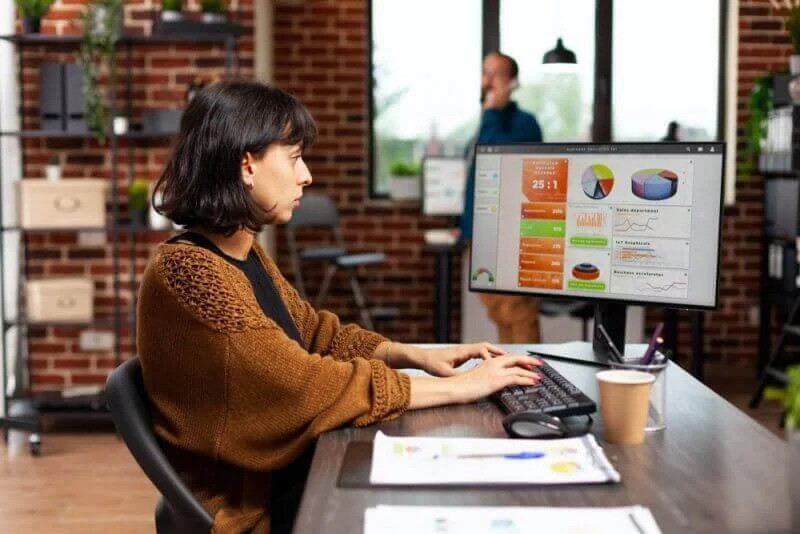entrepreneurlookingatcomputerscreenanalyzingdigitalmarketinggraphse1661341356886800x5341.jpeg