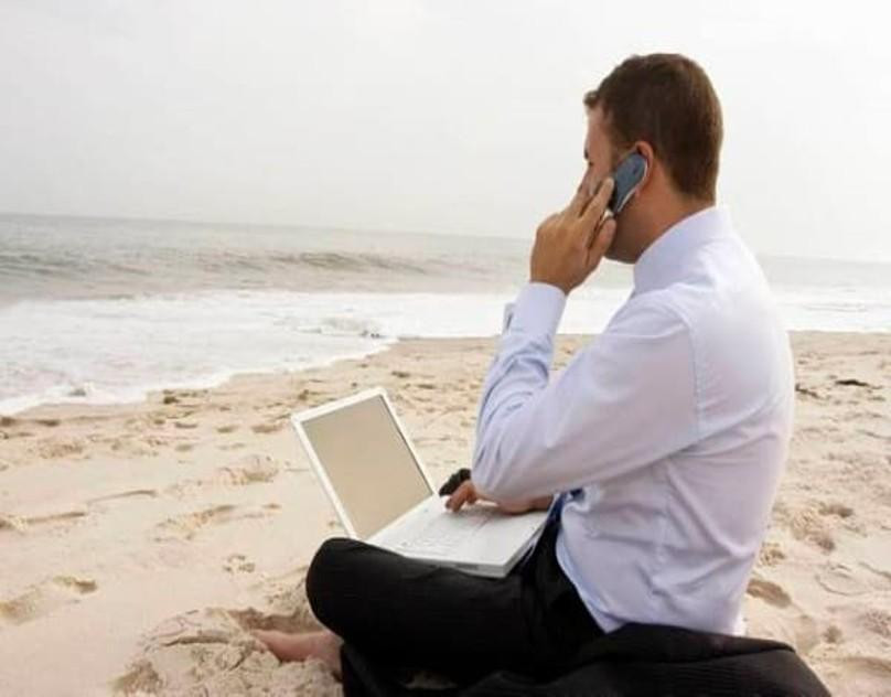 manonmobileonbeach1.jpg