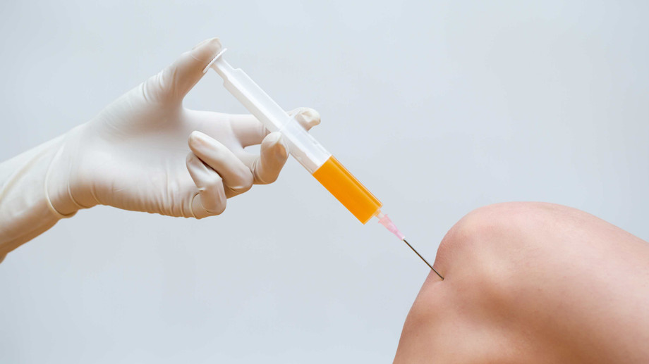 jpegoptimizer_doctordoingstemcelltherapyonakneewithplat20241126223128utc.jpg