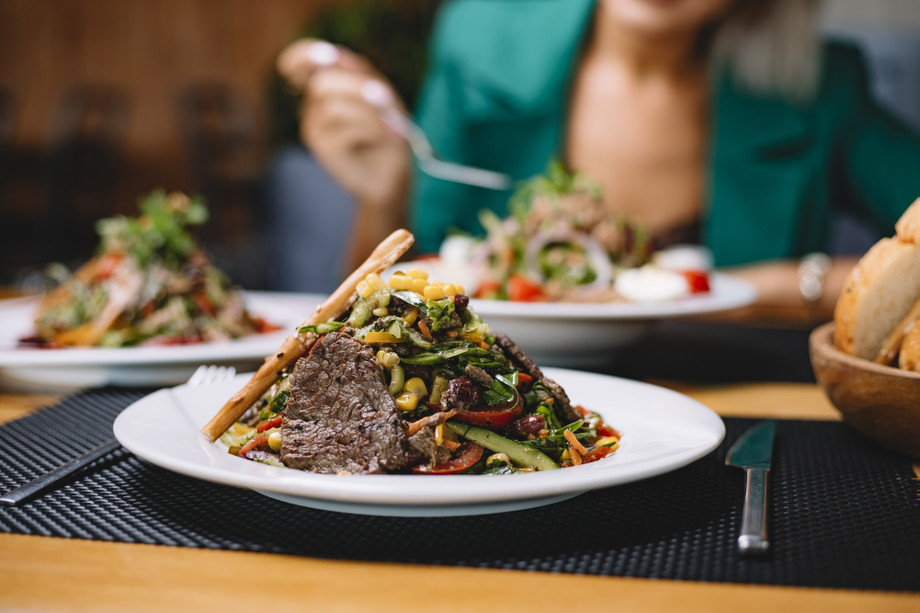 sideviewbeefmeatsaladwithvegetablescornslemonjuiceplate.jpg