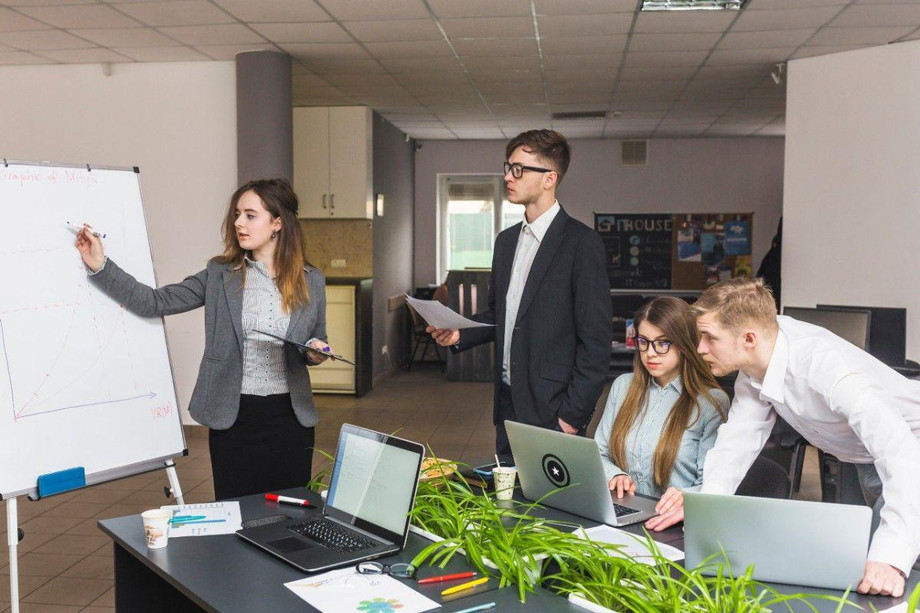 groupbusinesspeopleworkingtogetherworkplace2.jpg