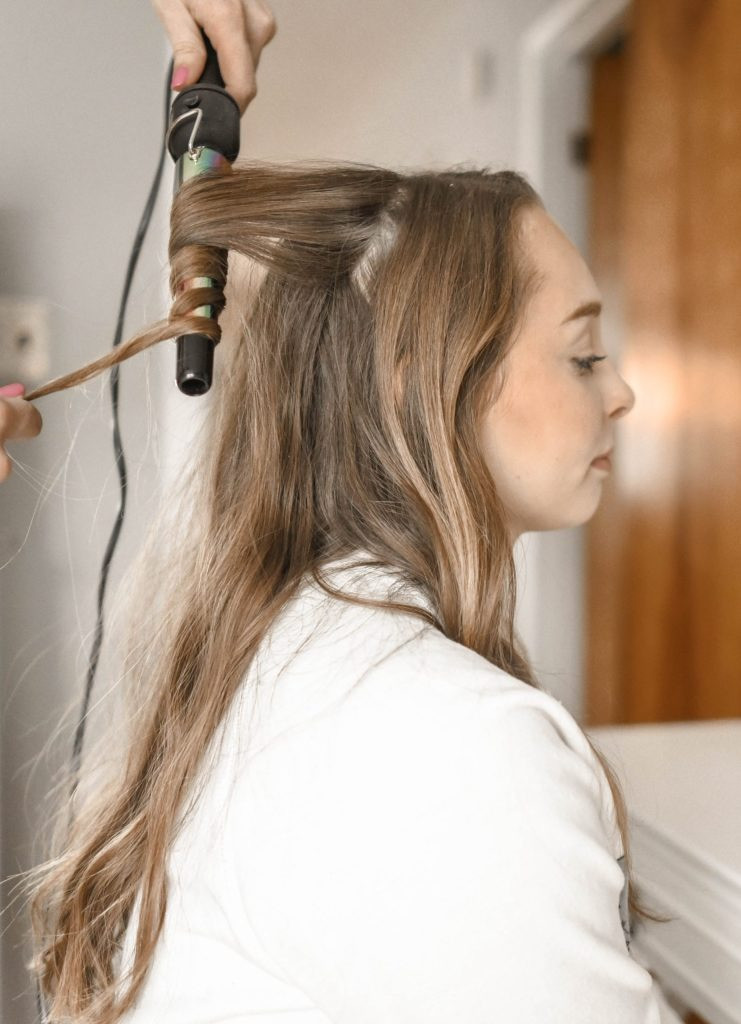 womancurlingherhair9734031.jpg