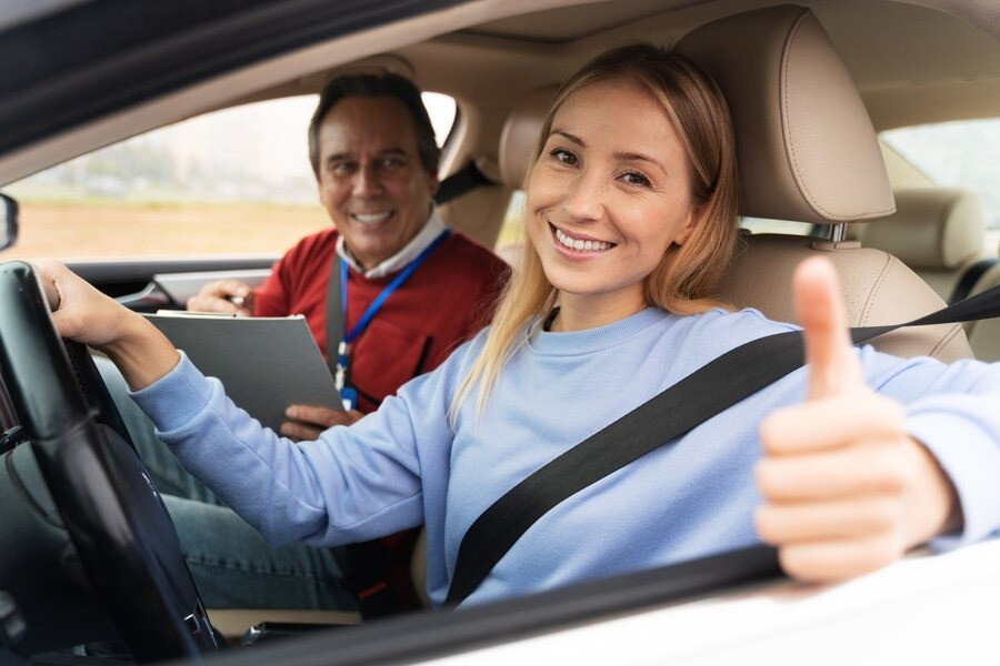imgi_22_womanmaledrivinginstructordrivingtest_52683101120.jpeg