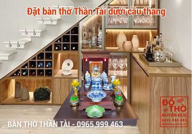 co nen dat ban tho than tai duoi gam cau thang