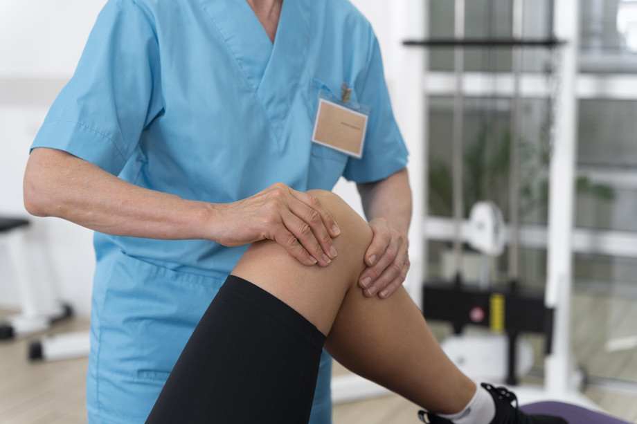 medicalassistanthelpingpatientwithphysiotherapyexercises2.jpg